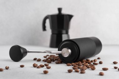 Moka pot, el değirmeni ve kızarmış fasulye ile elle kahve demleme seti. Kahve ritüeli kavramı, yavaş yaşam tarzı, işçilik, sabah rutini ve kaliteli ev yapımı..