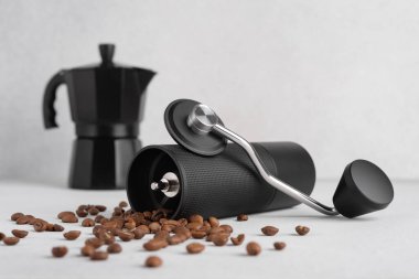 Moka pot, el değirmeni ve kızarmış fasulye ile elle kahve demleme seti. Kahve ritüeli kavramı, yavaş yaşam tarzı, işçilik, sabah rutini ve kaliteli ev yapımı..