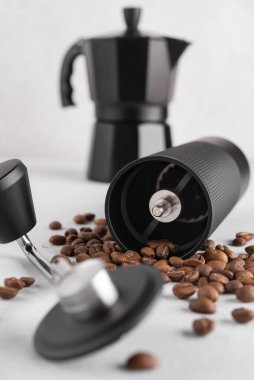 Moka pot, el değirmeni ve kızarmış fasulye ile elle kahve demleme seti. Kahve ritüeli kavramı, yavaş yaşam tarzı, işçilik, sabah rutini ve kaliteli ev yapımı..