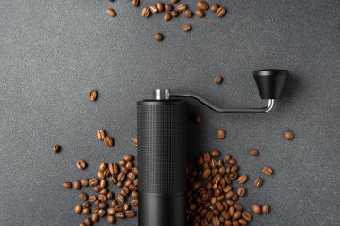 Koyu dokulu arkaplanda kavrulmuş fasulye ile elle kahve öğütücü. Özel kahve ve yaşam tarzı kavramları için ideal..