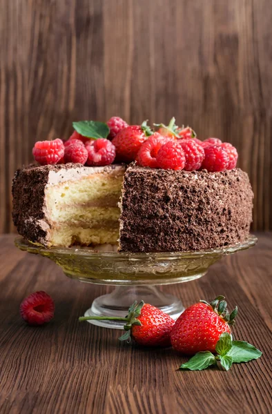 Шоколадний торт зі свіжими ягодами — стокове фото