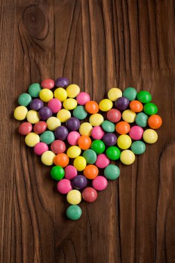 Kalp şeklinde renkli şeker damla