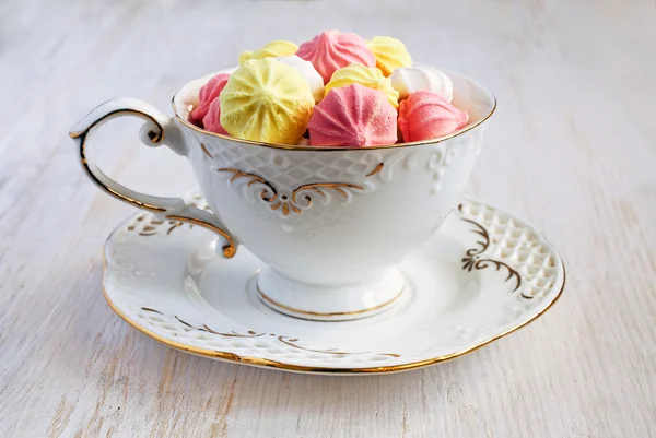 Merengue de colores en una taza —  Fotos de Stock