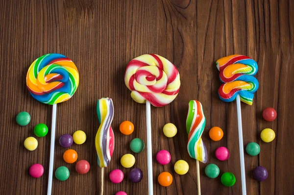 Pirulitos coloridos e gotas de doces — Fotografia de Stock