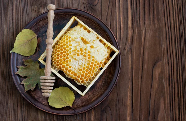 Peine de abeja en un plato de arcilla —  Fotos de Stock