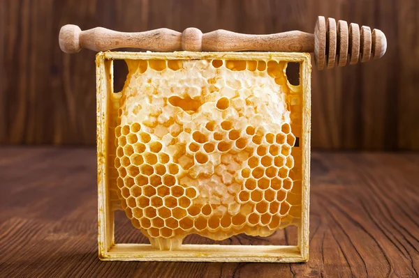 Pentes de mel em uma mesa de madeira — Fotografia de Stock