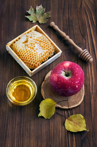 Nature morte avec un nid d'abeille, pomme et feuilles d'automne — Photo