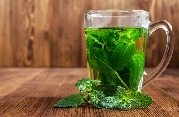 Té de menta en una taza de vidrio — Foto de Stock