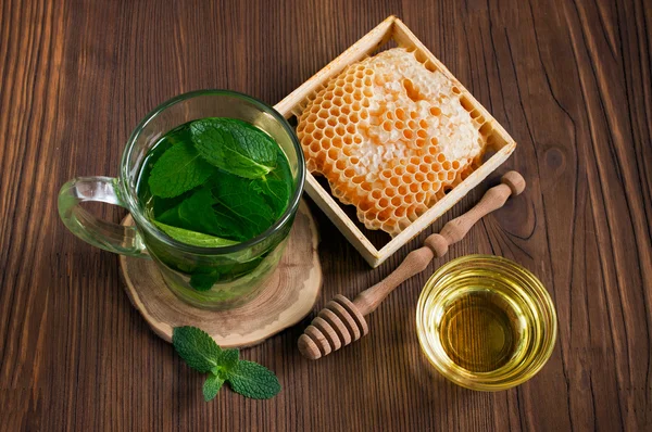 Honeycomb and mint tea — Stock Photo, Image