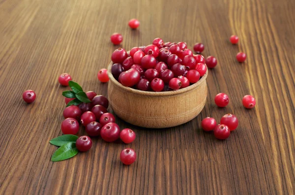 Cranberry em uma tigela de madeira — Fotografia de Stock