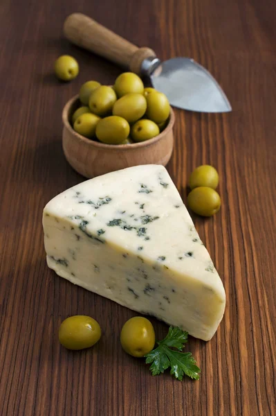 Queso azul y oliva —  Fotos de Stock