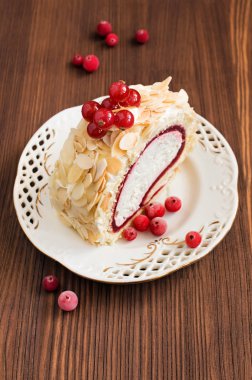 Tatlı rulo ile lezzetli dondurma ve kırmızı Frenk üzümü
