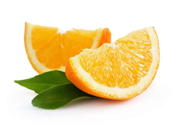 Dos rebanadas de naranja con hojas — Foto de Stock