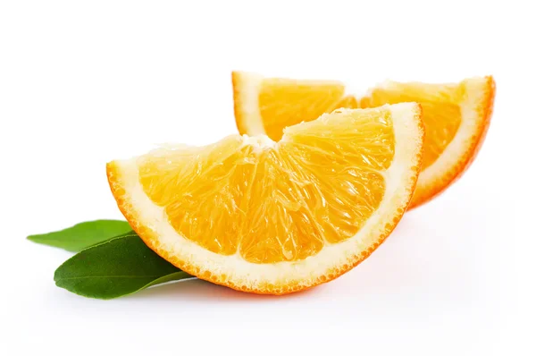 Два ломтика апельсина с листьями — стоковое фото