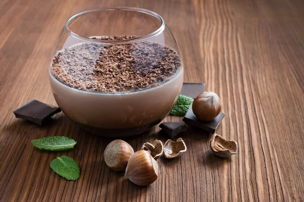 Schokoladenmousse-Dessert mit Minze und Haselnüssen — Stockfoto