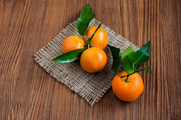 Ripe tangerines with leaves — Stock Photo, Image