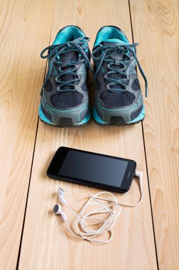 Spor spor ayakkabı ve kulaklık ile smartphone 