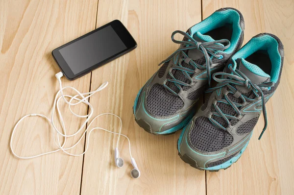 Spor spor ayakkabı ve kulaklık ile smartphone