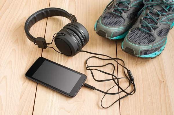 Baskets de sport et smartphone avec écouteurs — Photo