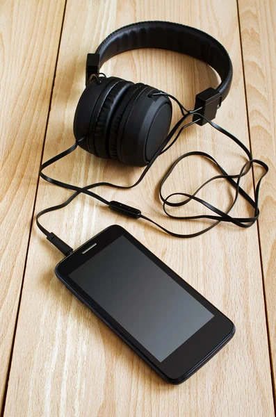 Smartphone noir et écouteurs — Photo
