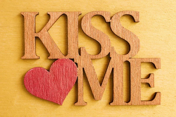 Golden words "kiss me" — Stock Photo, Image