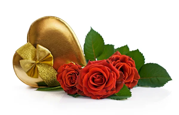 Gyllene gåva rutan och röda rosor — Stockfoto