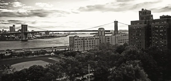 Puente de Brooklyn y edificios circundantes — Foto de Stock