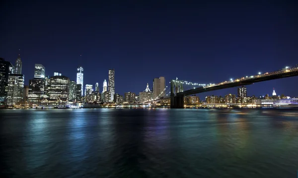 Brooklyn bridge en skyline in de nacht — Stockfoto