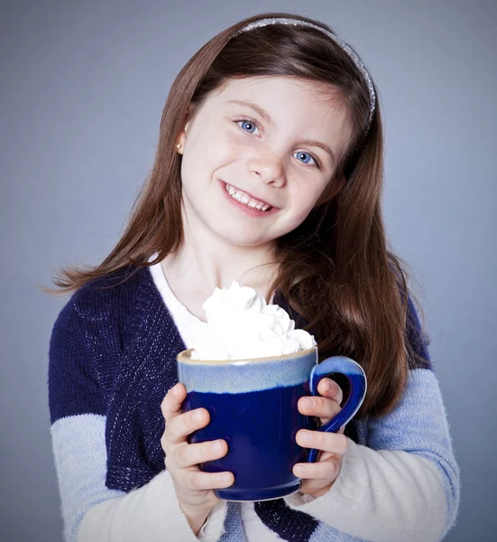 Hübsches Mädchen mit einer Tasse heißem Kakao — Stockfoto
