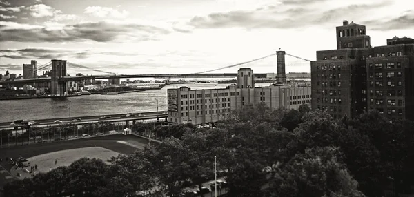 Puente de Brooklyn y edificios circundantes Imagen de archivo