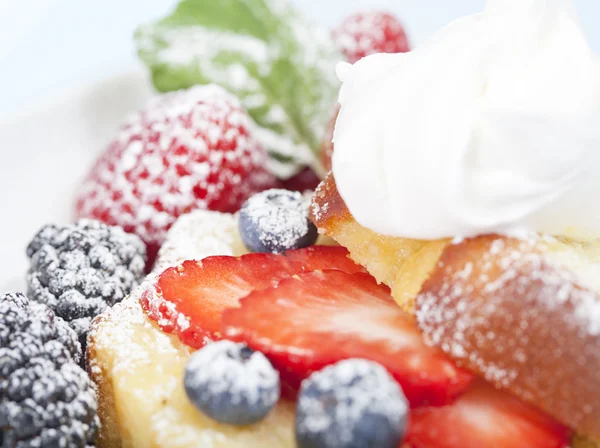 Pound cake with fruit and a whipped topping — Stock Photo, Image