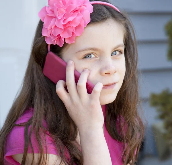 Pretty young girl talking on telephone outdoors. — Stock Photo, Image