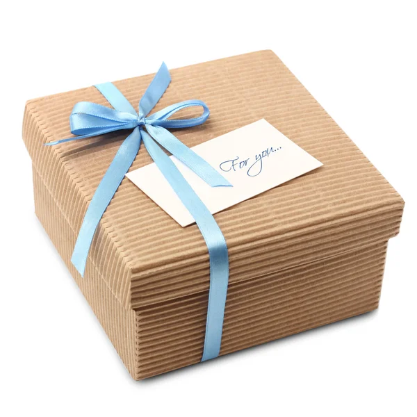 Подарункова коробка, загорнута блакитною стрічкою з бантом, ізольована на білому Ліцензійні Стокові Фото