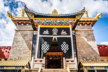 Baiji 'nin ana binası ya da Şangri-La Yunnan Çin' deki Tibet Budist Tapınağı 'nın 100 tavuğu.