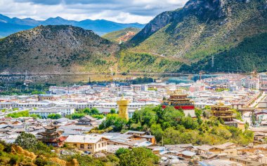 Dafo Büyük Buda Tapınağı ve Xianggelila Yunnan Çin 'deki Şangri-La şehir manzarası.