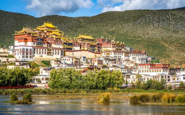 Güneşli bir günde Şangri-La Yunnan Çin 'de Songzanlin Manastırı' nın arka plandaki manzarası.