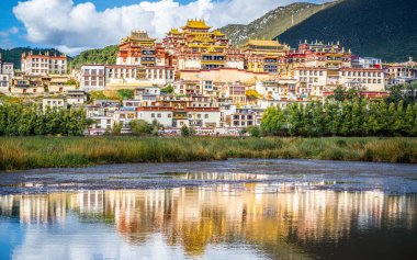 Songzanlin Manastırı. Shangri-La Yunnan Çin 'deki gölde su yansıması.