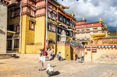 Shangrila China, 8 Ekim 2020: Çinli turist ve binalar Şangri-La Yunnan Çin 'deki Songzanlin Tibet Budist Manastırı' na bakıyor