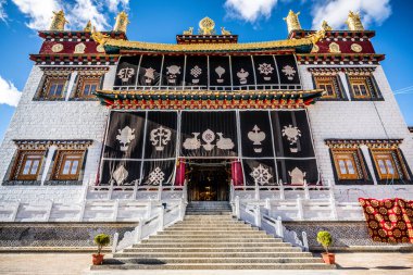 Songzanlin Manastırı, Şangri-La Yunnan Çin 'de Jaya Khamtsen adlı bir cephe manzarası inşa ediyor.