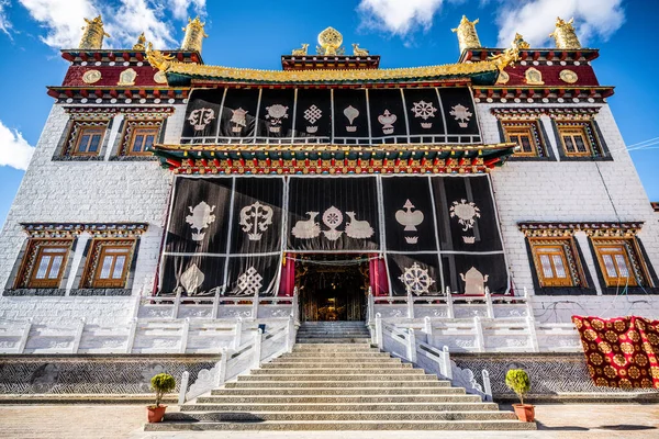 Songzanlin Manastırı, Şangri-La Yunnan Çin 'de Jaya Khamtsen adlı bir cephe manzarası inşa ediyor.