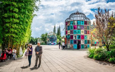 Kunming China, 3 Ekim 2020: Yaşlılarla ve Kunming Yunnan Çin 'de dramatik ışık alan oyun parkıyla Grand view parkının manzarası