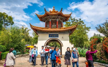 Kunming China, 3 Ekim 2020: Kunming Yunnan Çin 'de bir Çin pavyonu önünde insanlarla Grand view Park Manzarası