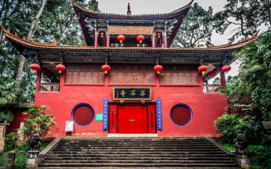 Kunming Çin, 3 Ekim 2020: Kunming Yunnan Çin 'deki Xishan batı tepe orman parkındaki Huating Tapınağı kırmızı giriş binasının ön manzarası