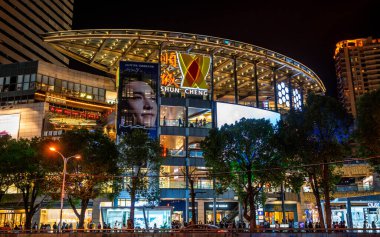 Kunming Çin, 3 Ekim 2020: Kunming Yunnan Çin 'deki Nanping iş caddesinde Shun Cheng alışveriş merkezinin adı ve logosu