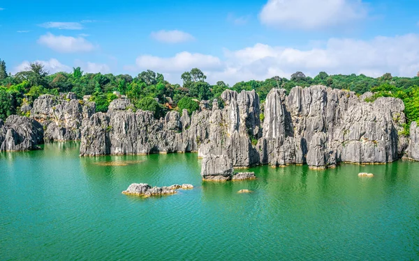 Güzel göl üzerinde kireçtaşı oluşumu ve mavi gökyüzü Yunnan Çin 'deki Shilin Stone orman parkında.