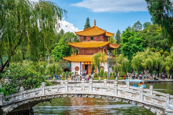 Kunming Çin, 3 Ekim 2020: Kunming Daguan Yuan Parkı Grand View Lou Pavilion ve Kunming Yunnan Çin 'de mavi gökyüzü ile taş köprü