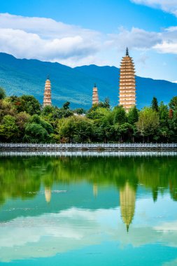 Dali 'nin Dali Yunnan Çin' deki su yansıması ve mavi gökyüzü ile Chongsheng Tapınağı 'nın üç pagoda' sının dikey görüntüsü.