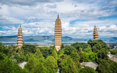 Dali Yunnan Çin 'deki Erhai Gölü' nde Chongsheng Tapınağı 'nın üç pagoda' sı.