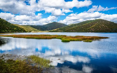 Shudu gölü manzarası ve mavi gökyüzü Yunnan Çin 'deki Potatso Ulusal Parkı' nda.