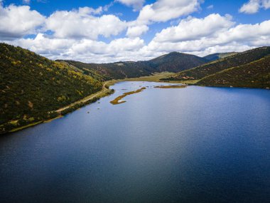 Shudu Gölü 3705 metre yüksekliğinde bir plato gölü havadan insansız hava aracı Şangri-La Yunnan Çin 'deki Potatso Ulusal Parkı' nda vuruldu.